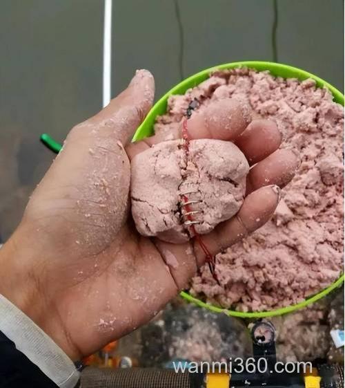 请求钓鱼高手告诉我一个用炸弹钩在河水里钓鲤鱼鲫鱼的最好的鱼饵配方，老鬼的配方最好，谢谢！！！