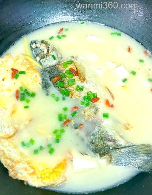 鲫鱼汤里的油是什么?