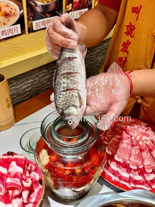 泡菜坛子里放鲫鱼的做法?